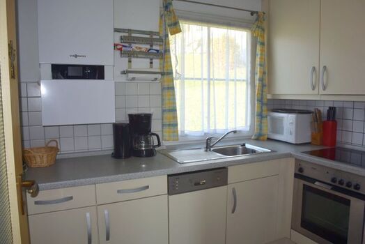 Küche mit Spülmaschine etc.