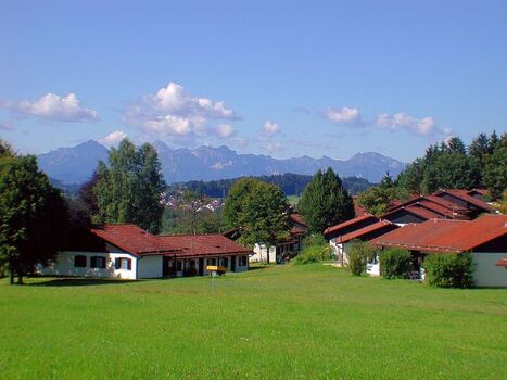 das Haus steht am rechten Bildrand