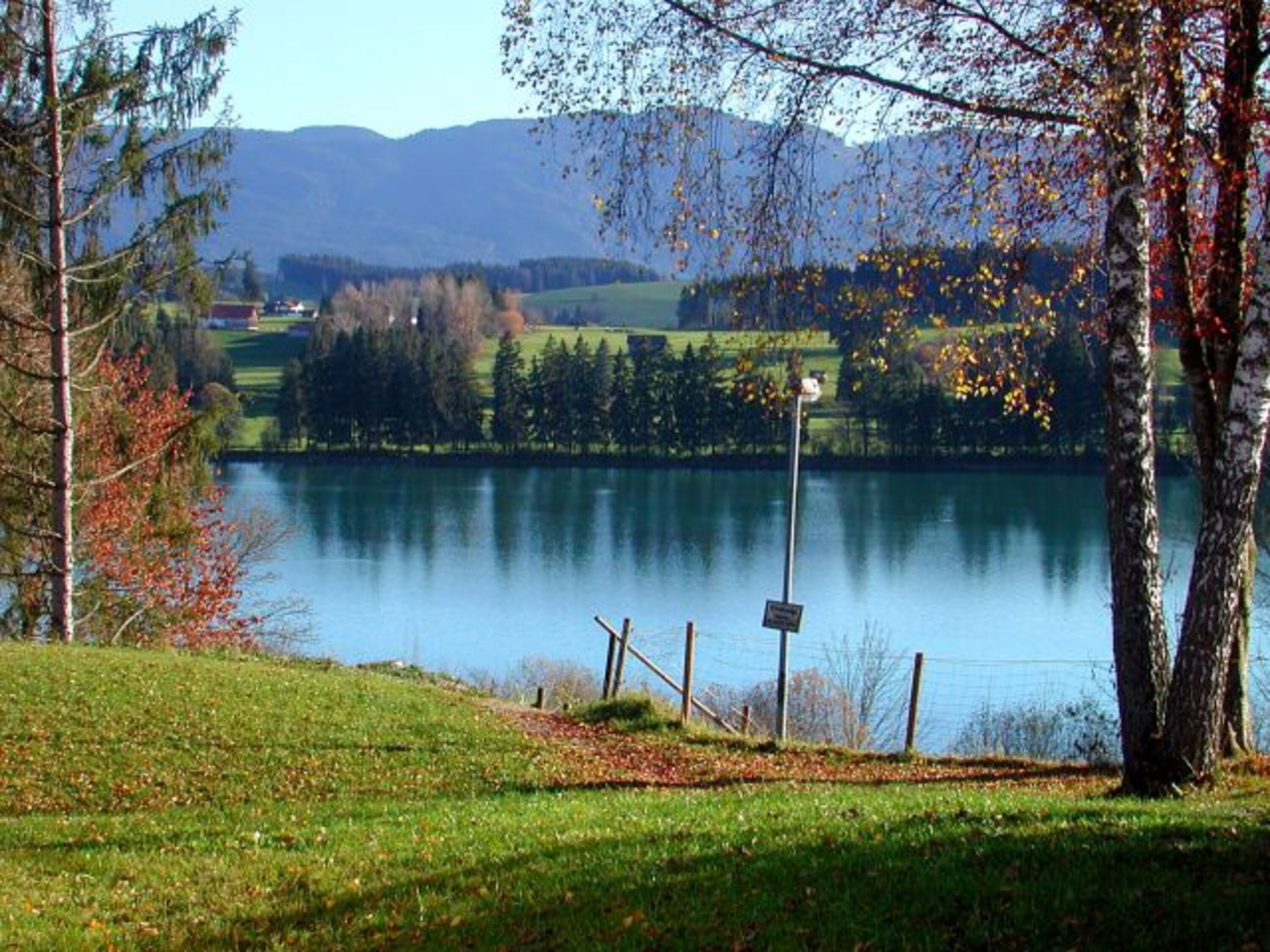 unweit vom Ferienhaus gehen Sie hinunter zum See