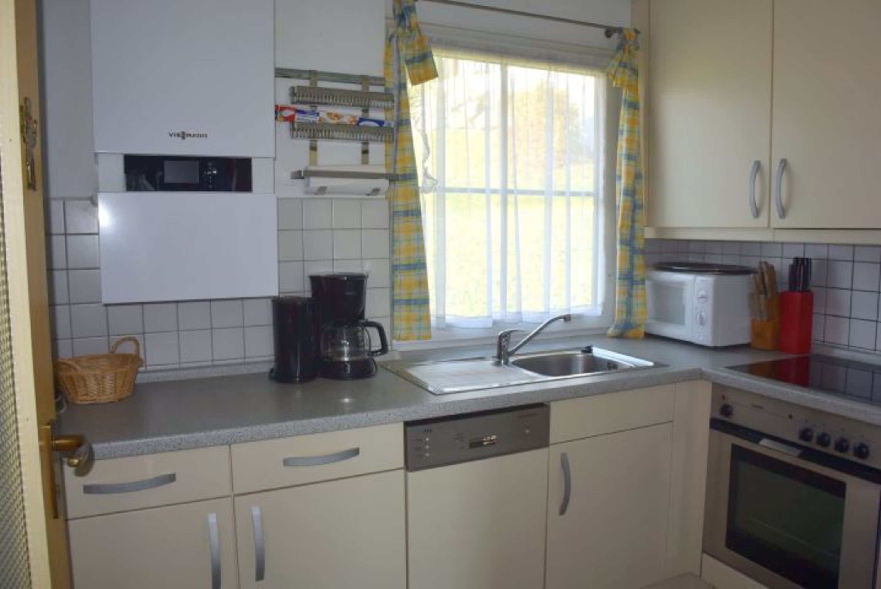 Küche mit Spülmaschine etc.