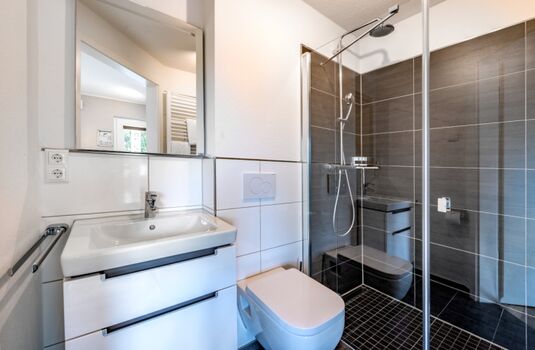 Badezimmer mit ebenerdiger Dusche