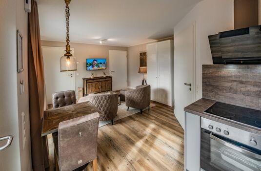 Wohnraum mit Blick auf das Schlafzimmer