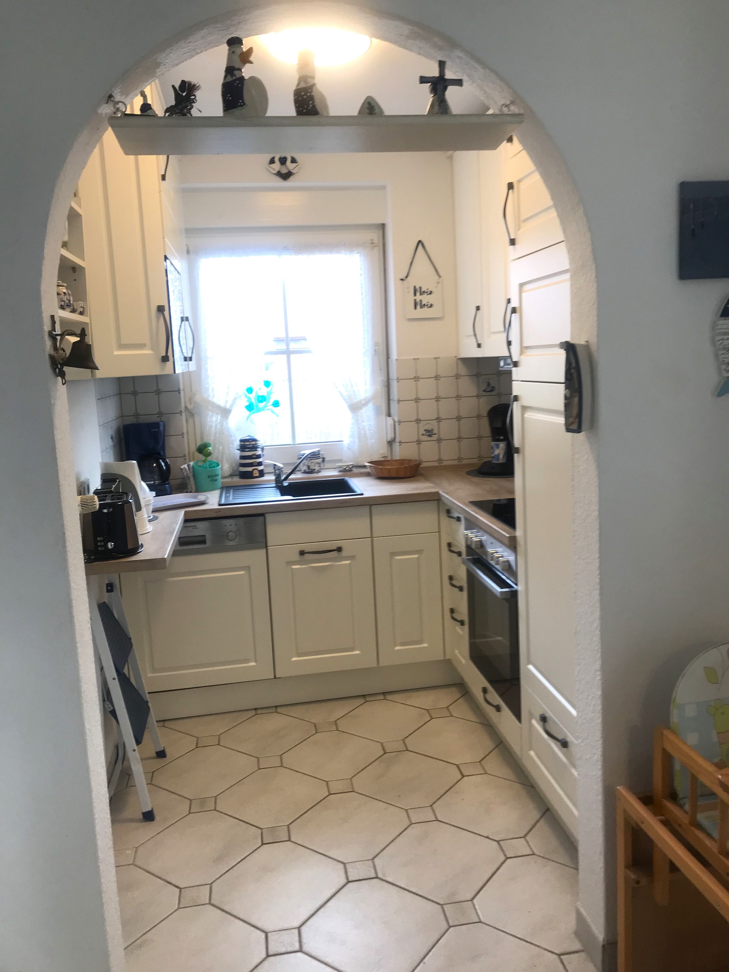 Küche mit Kühlschrank, Gefrieschrank, Waschmaschiene, Mikrowelle Bachofen, Ceranfeld u.a.