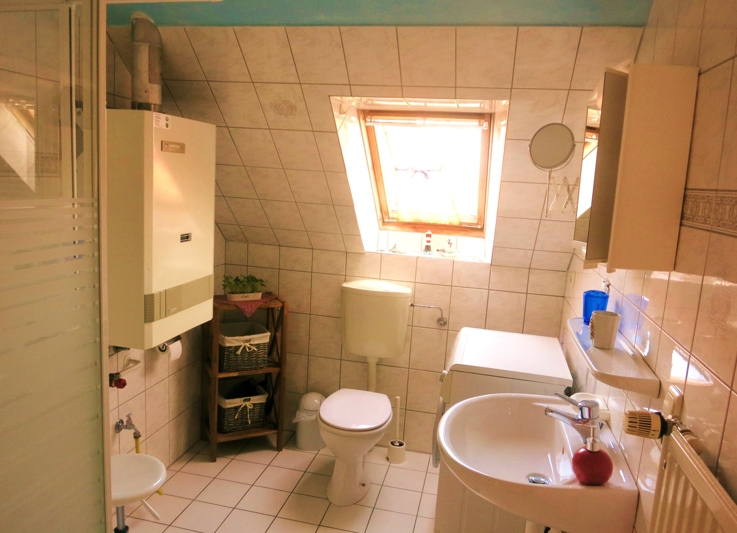 Bad im OG mit Du, Waschtisch, WC, Waschmaschiene