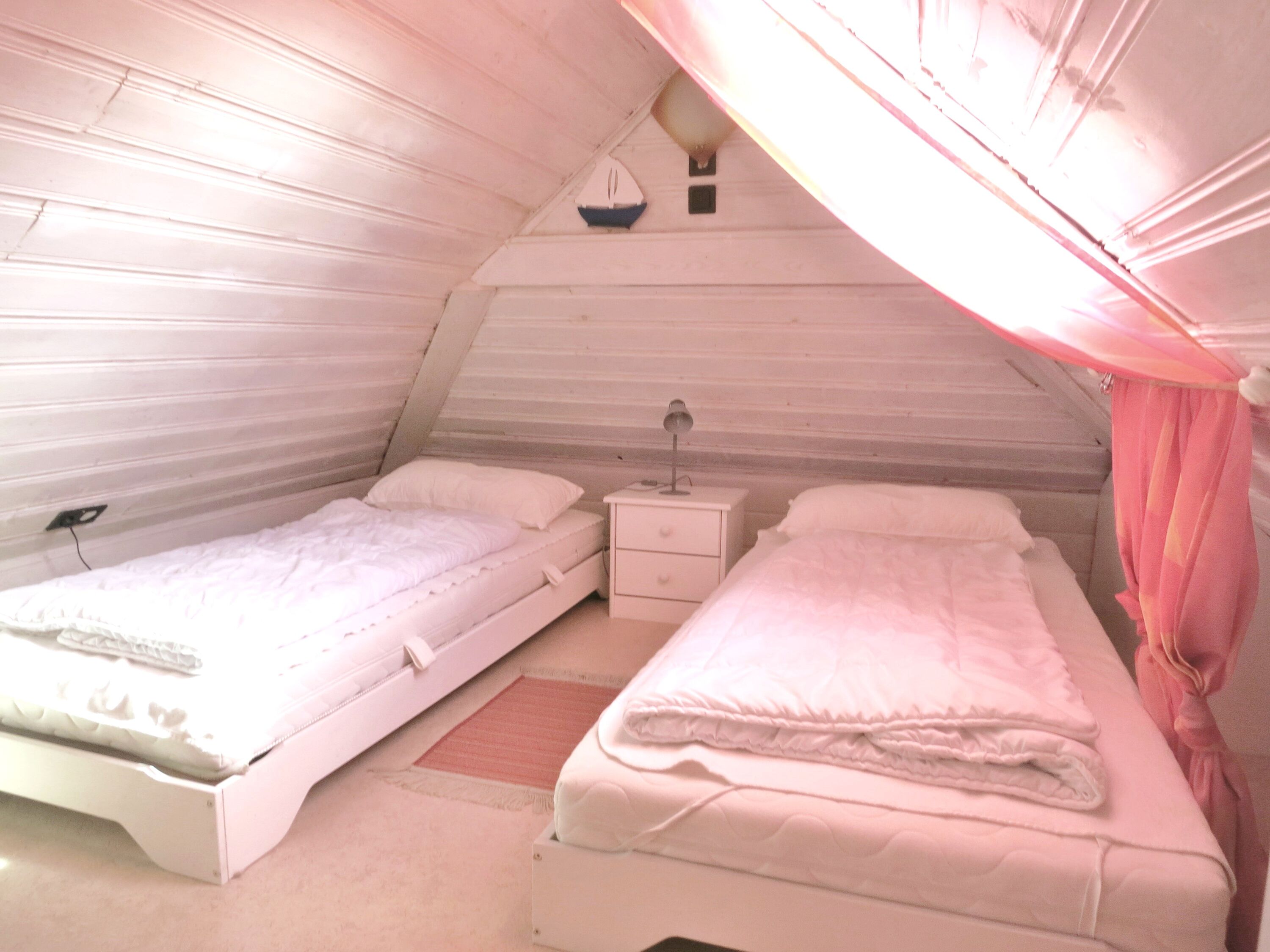 Schräger Dachzimmer mit 2 tiefergestellten Einzelbetten 90x2m, Schräge