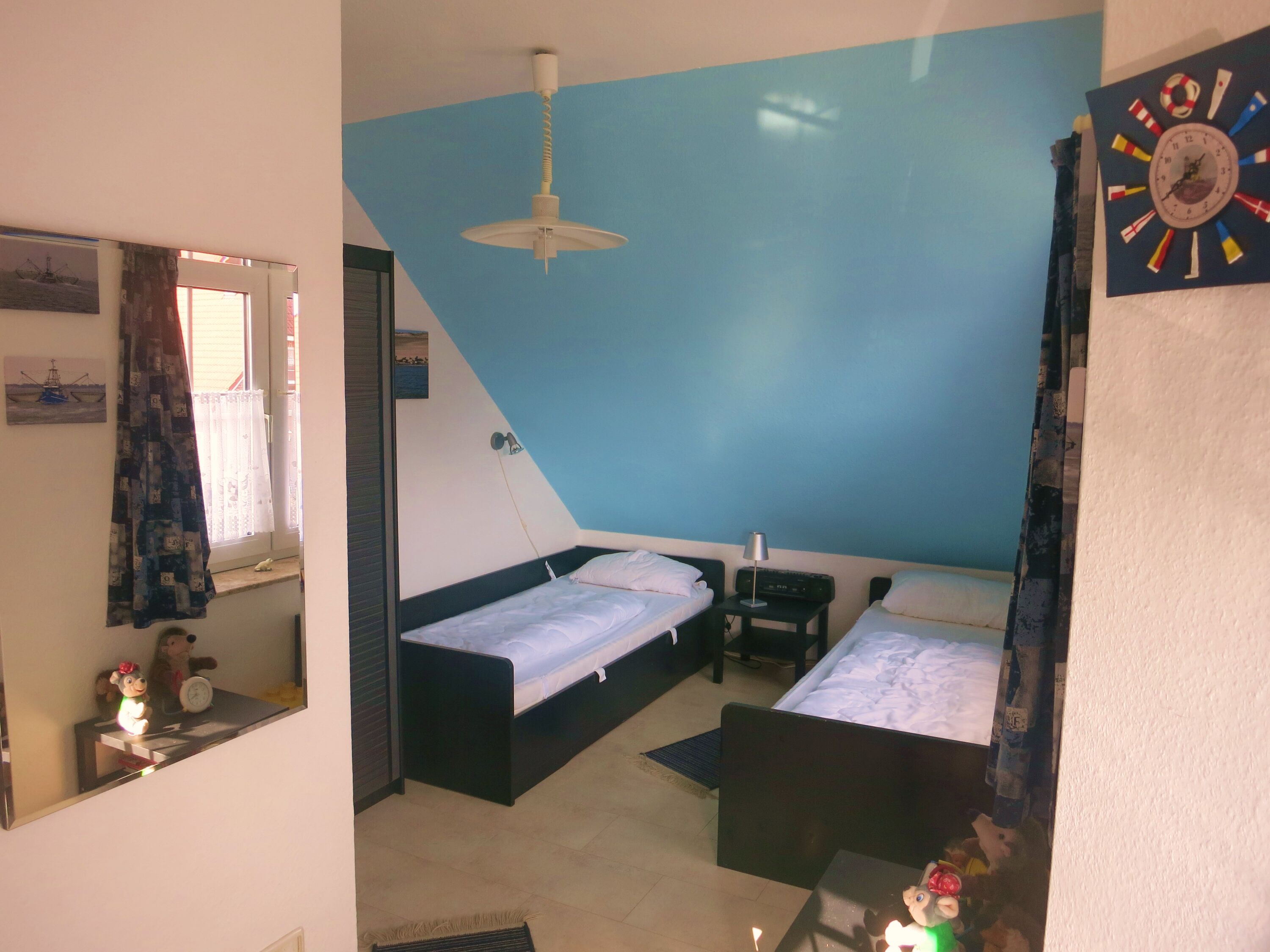 Kleines Schlafzimmer im OG mit e Einzelbetten 90x2m