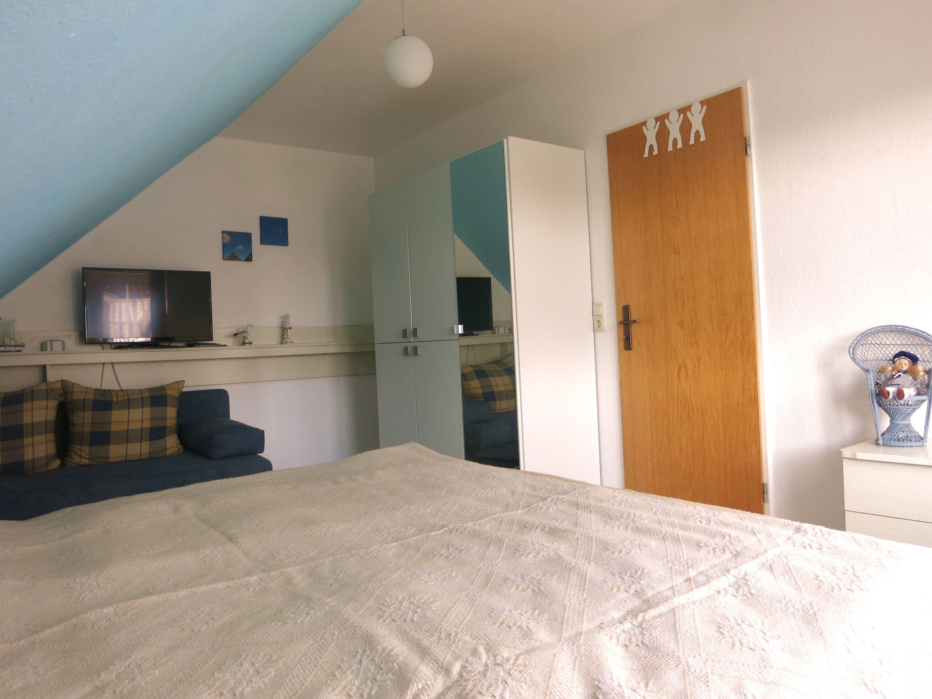Großes Schlafzimmer im OG mit Doppelbett 2x2m und TV