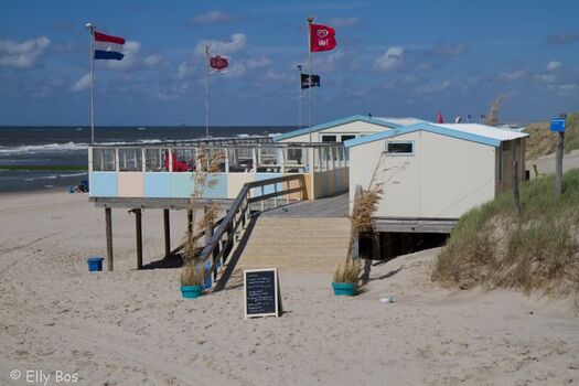 Strandpaviljoen nür 150 meter vom Haus.
