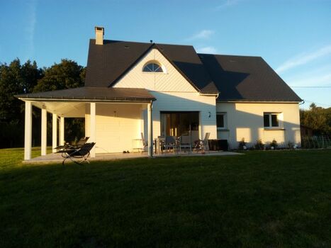 Ansicht des Hauses vom Garten, Abendsonne