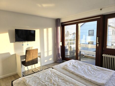 kleines Schlafzimmer mit kleinem katzensicheren Balkon