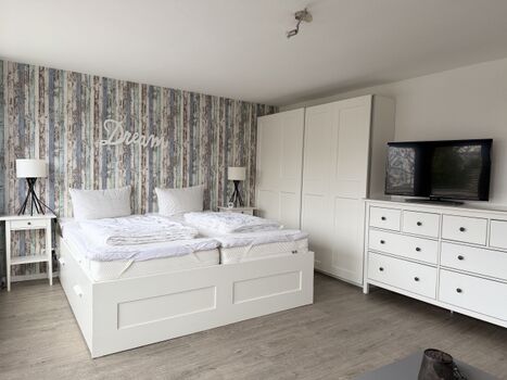 Großes Schlafzimmer mit Balkon, TV  und Schlafsofa