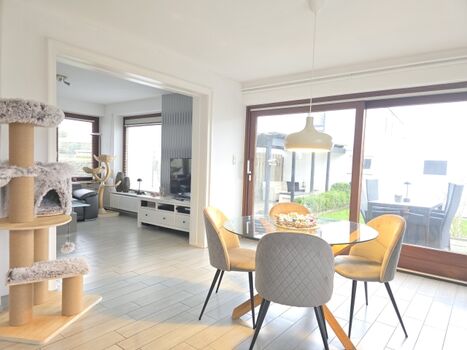 Blick Richtung überdachter Holzterrasse mit Lounge