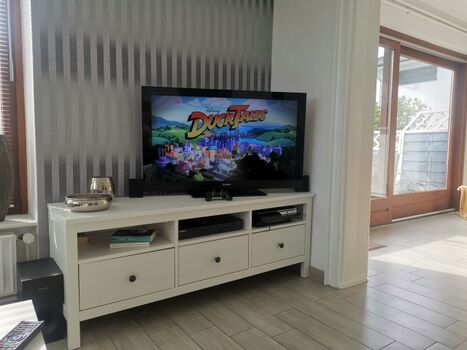 Neben der Playstation sind auch über 30 DVDs im Haus