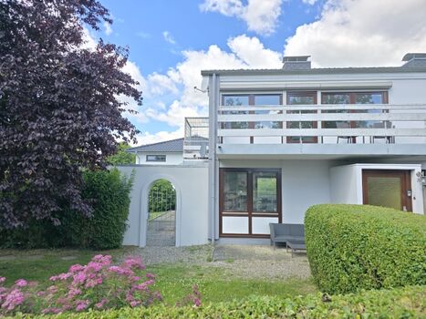 Außenansicht Strasse, der Vorgarten ist nur auf 150 cm eingezäunt