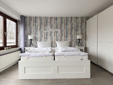 Großes Schlafzimmer (180*200)  mit Balkon