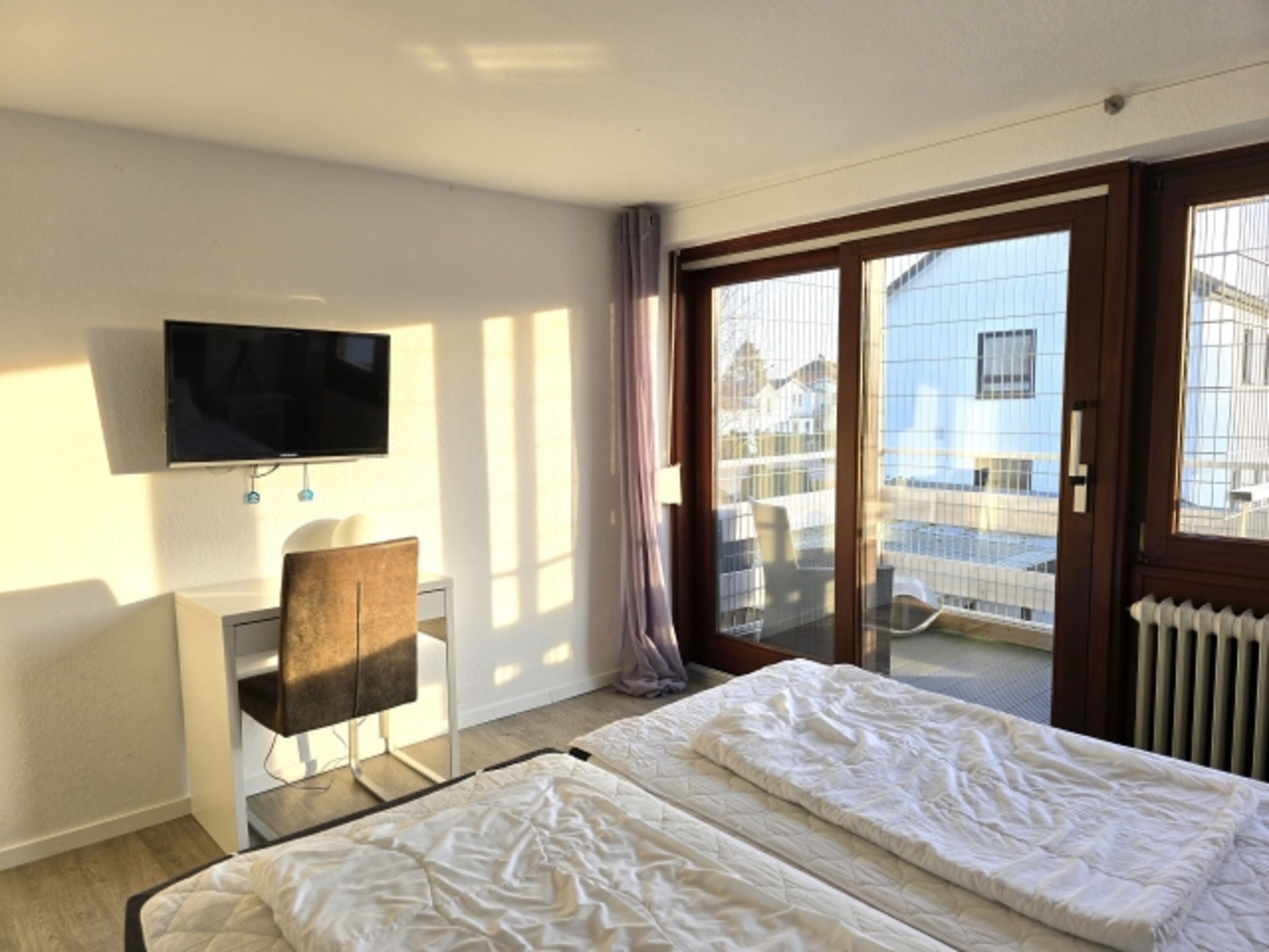 kleines Schlafzimmer mit kleinem katzensicheren Balkon