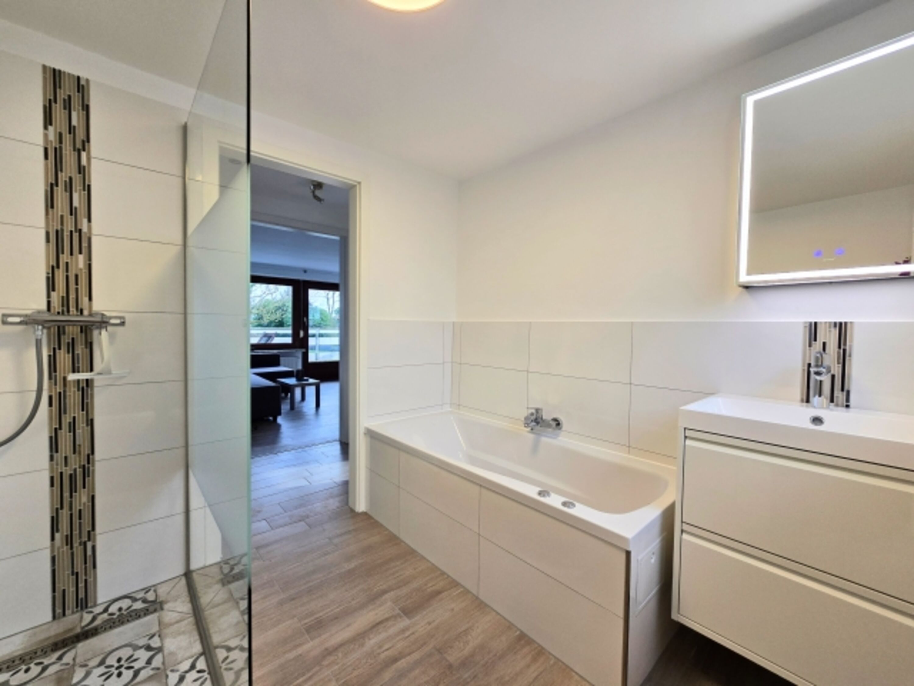 Whirlwanne und Walk-In-Dusche im Bad im OG