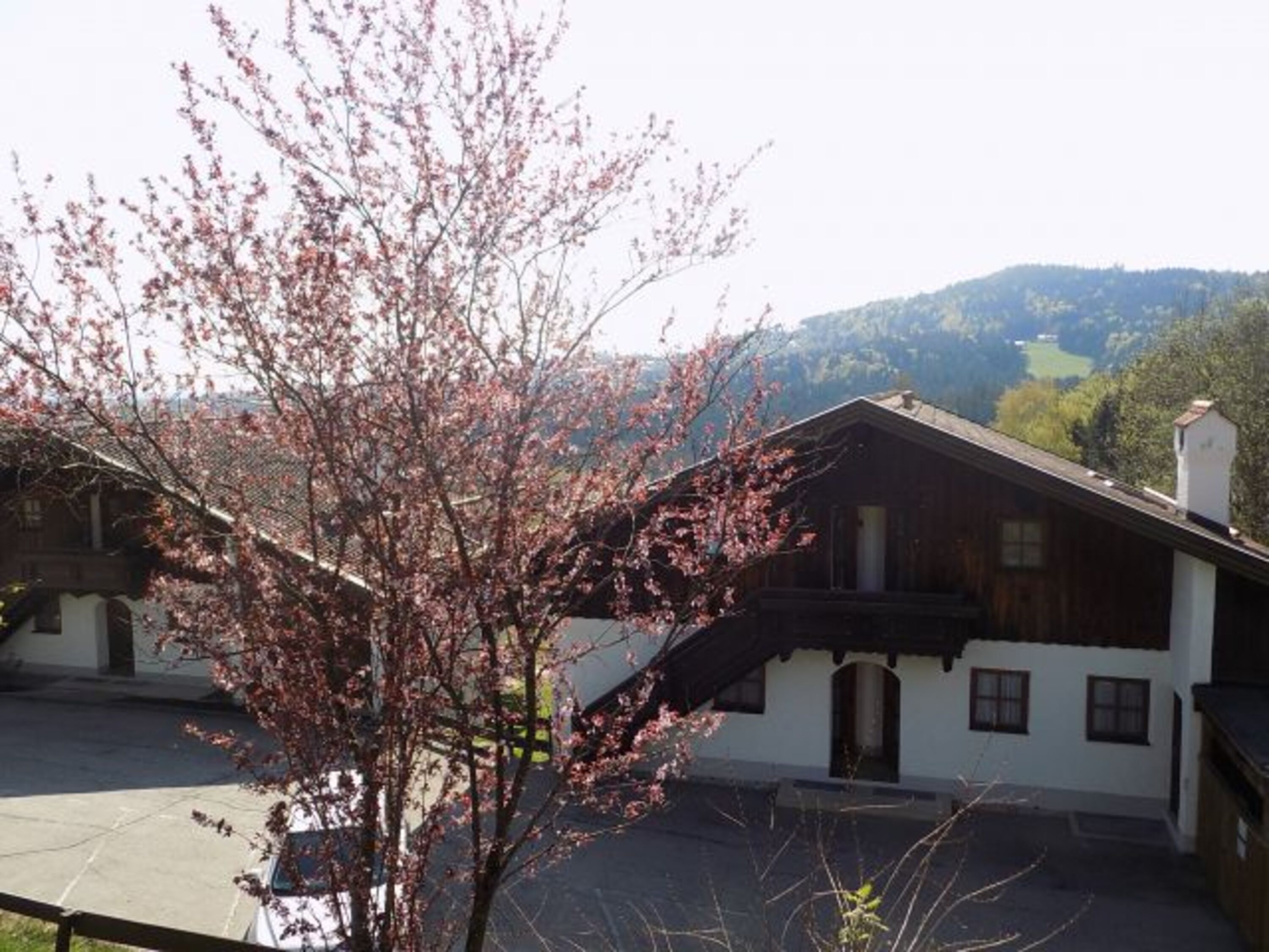 Haus rechts mit Parkplatz