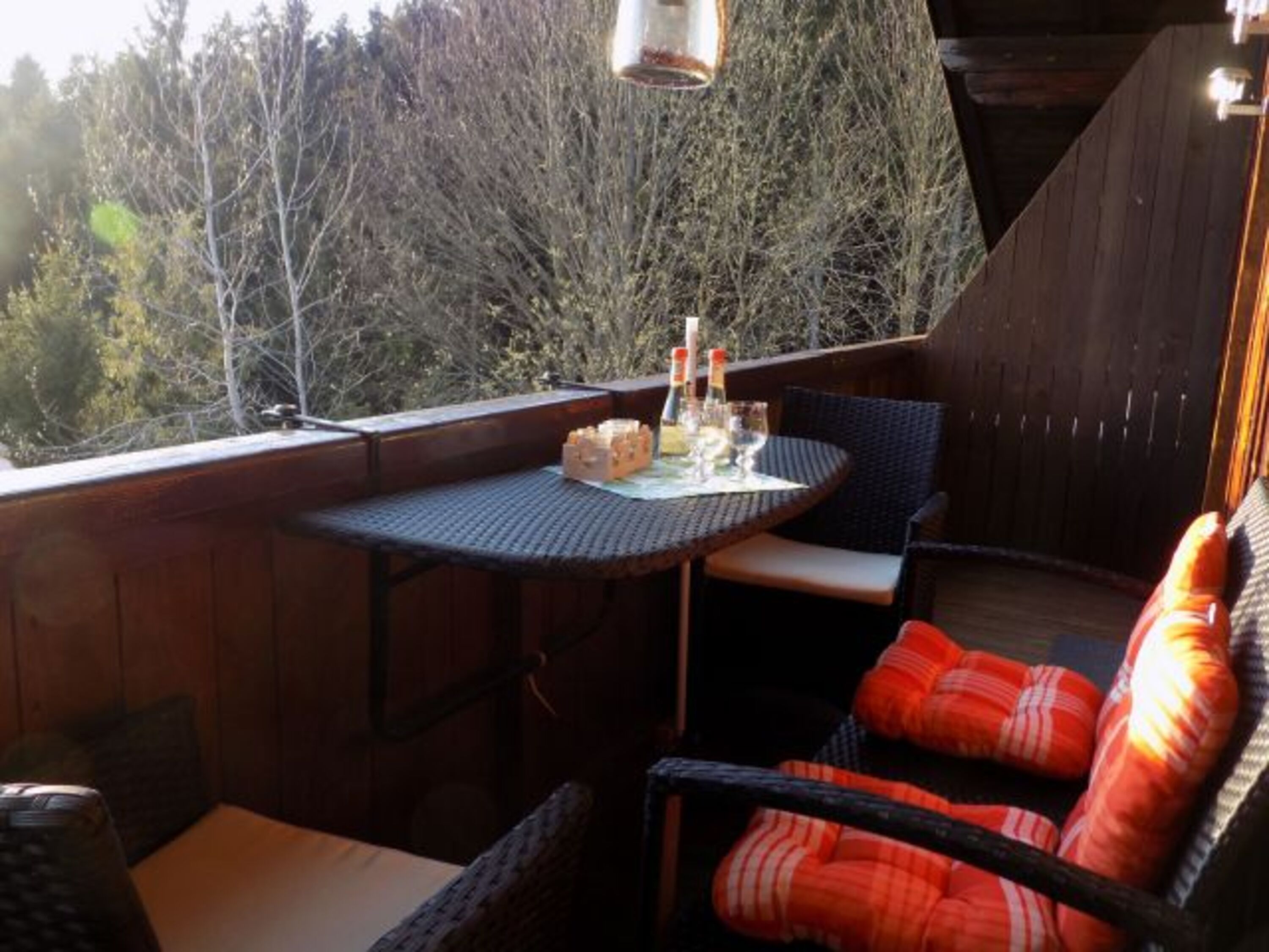 Balkon-Aussicht bis zu den Alpen