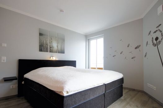 Schlafzimmer mit Balkonzugang