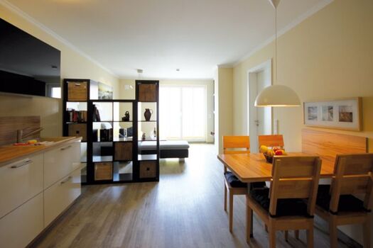 Küchenzeile und Essbereich