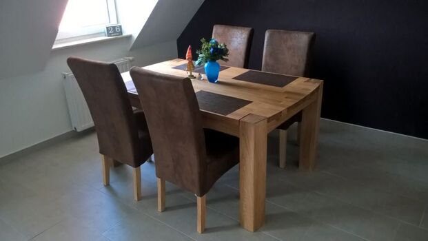 Essgruppe mit Hafenblick