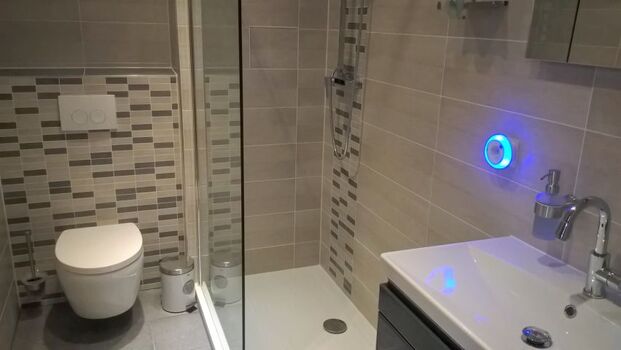 Baezimmer mit flacher Dusche