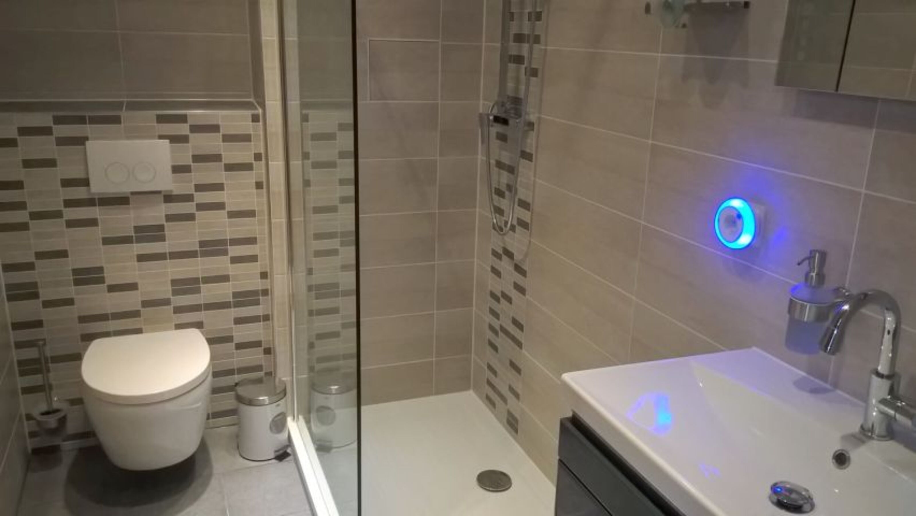 Baezimmer mit flacher Dusche