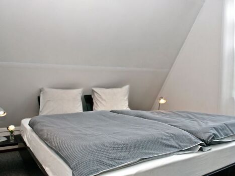 Schlafzimmer mit Doppelbett u. Fernseher