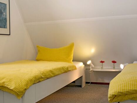 Schlafzimmer mit zwei Einzelbetten