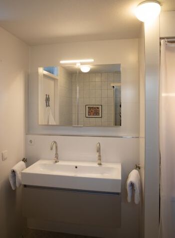 Bad mit Doppelwaschbecken