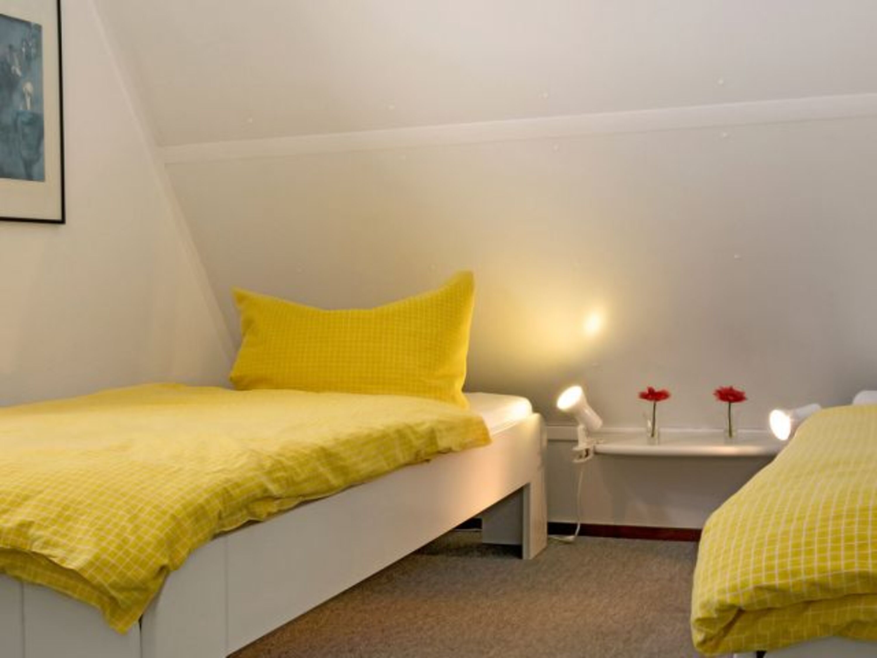 Schlafzimmer mit zwei Einzelbetten