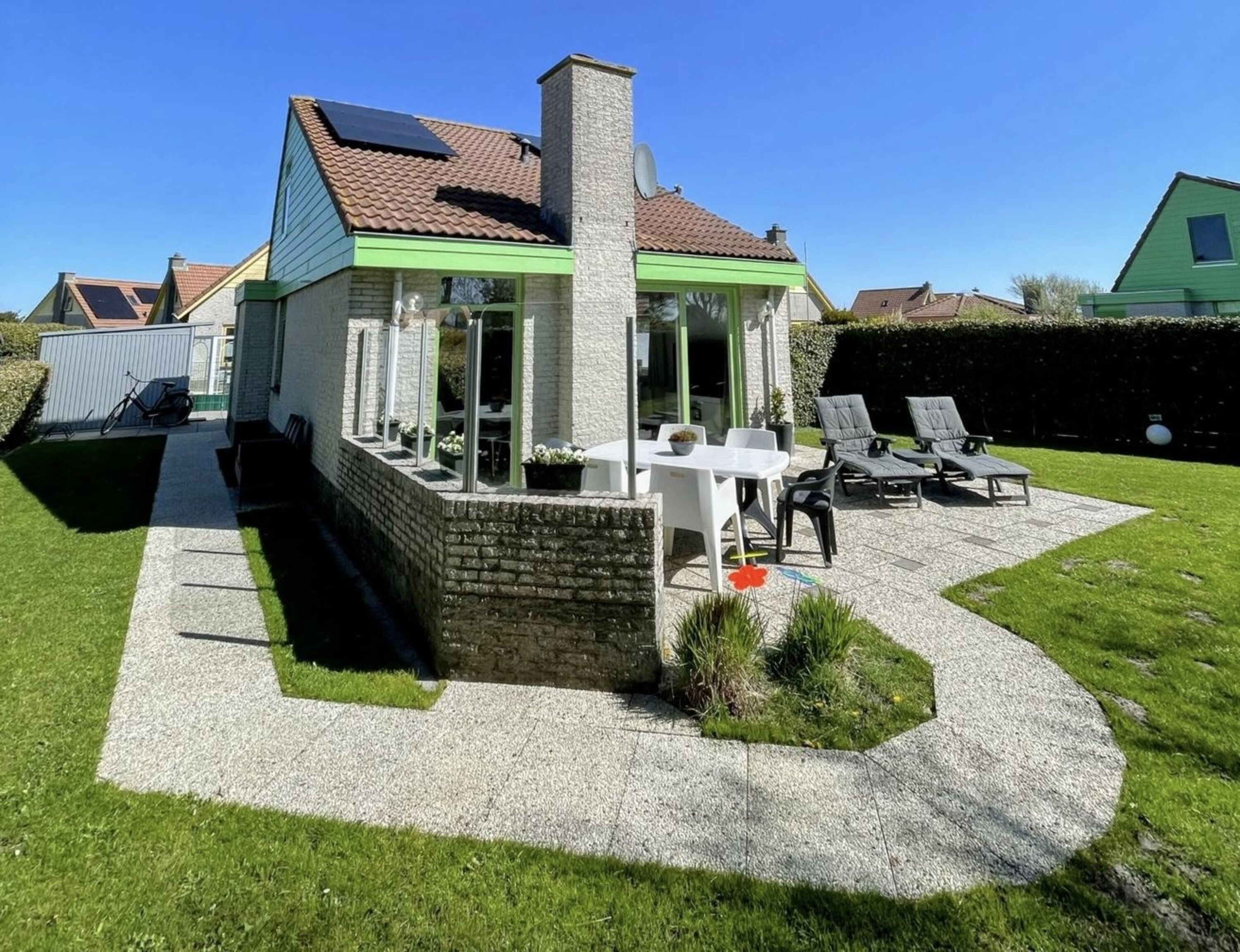 Haus mit komplett eingezäuntem Garten