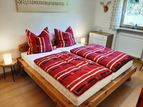 Edles Schlafzimmer 1 mit neuem Balkenbett aus Wildeiche