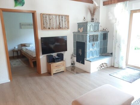 Kachelofen im Wohnzimmer beheizt auf Wunsch gesamtes Haus