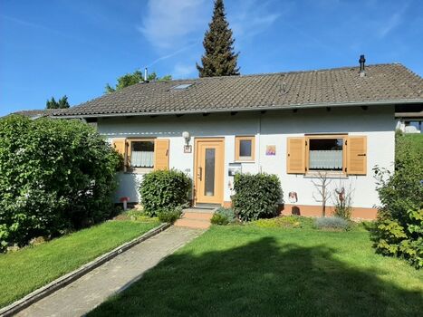 Hauseingang mit schönem Vorgarten