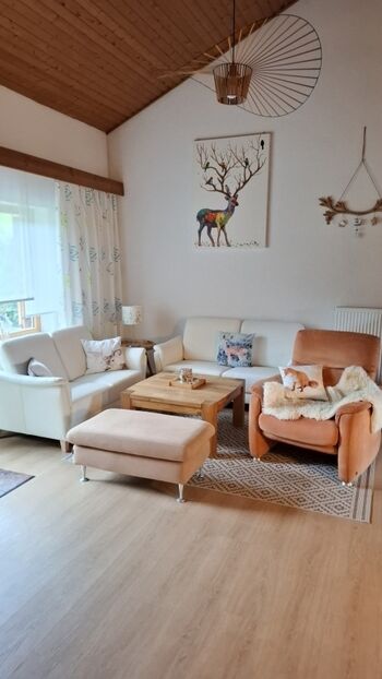 Sehr geräumiges Wohnzimmer, durch bis unters Dach offene Bauweise