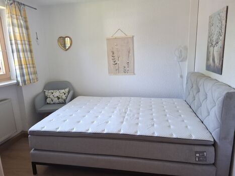 Schlafzimmer 2 mit neuem Boxspringbett 140x200