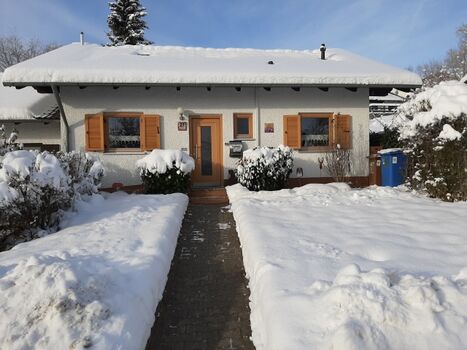 Haus im Schnee - Dezember 2023