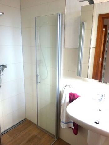 Modernes Bad mit großer Dusche (100x80cm), bodengleich 