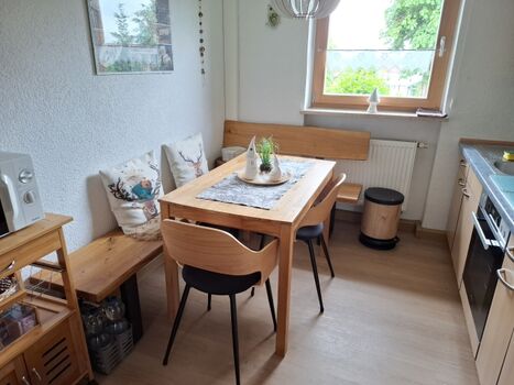 Moderne, zum Wohnzimmer offene Küche
