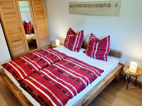 Echtholzschrank mit Ganzkörperspiegel