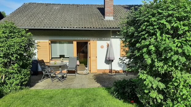 Blick vom Garten zur großen Terrasse (21 m²)