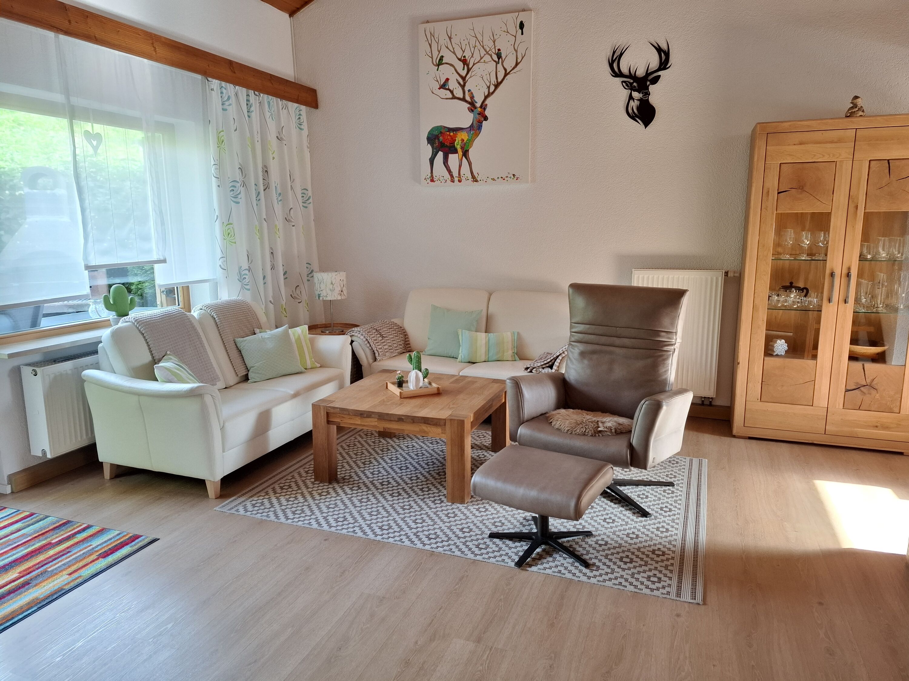 Großes Wohnzimmer mit ca. 25 qm