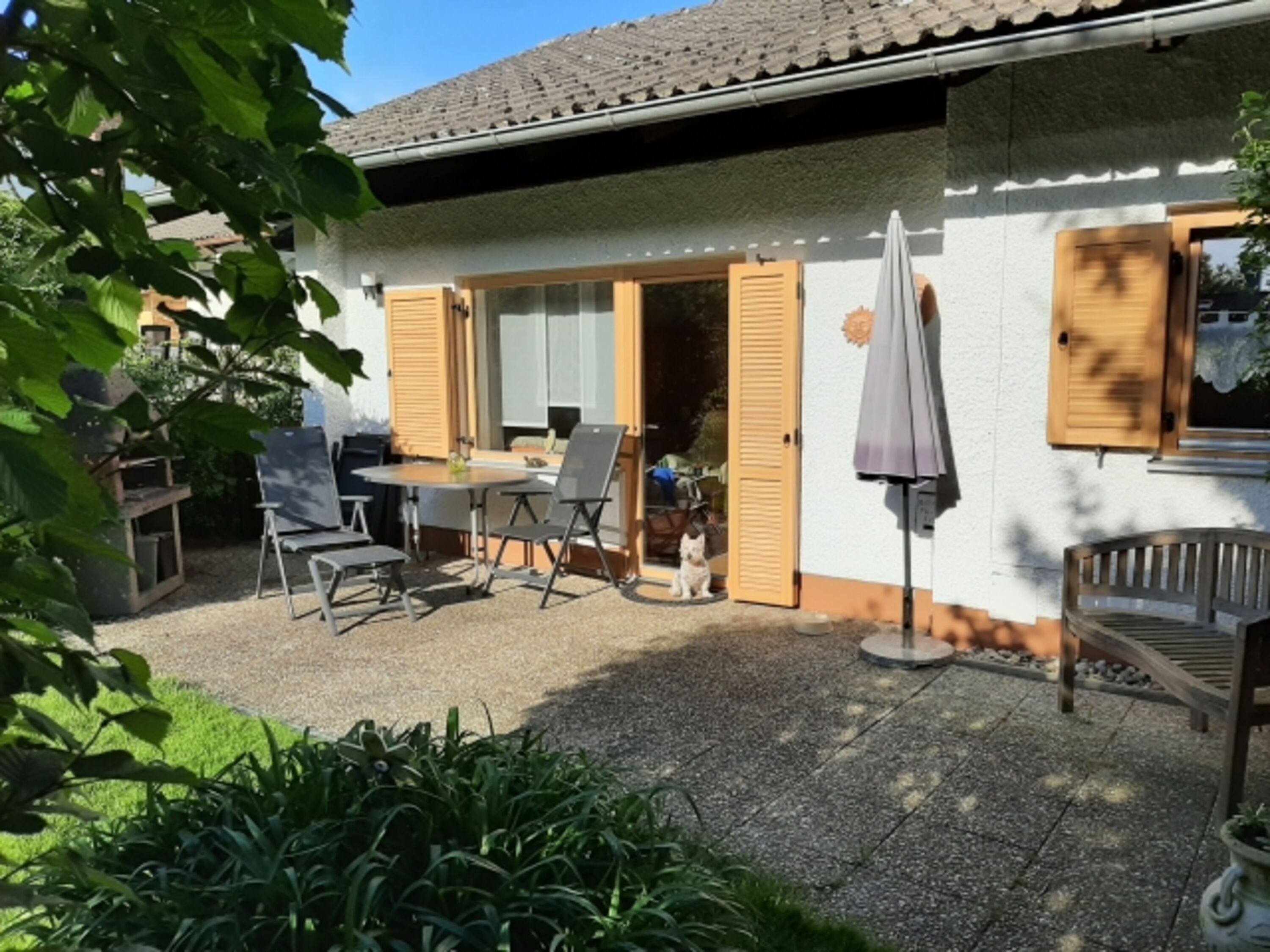 Sichtgeschützte Sonnenterrasse mit Grillkamin