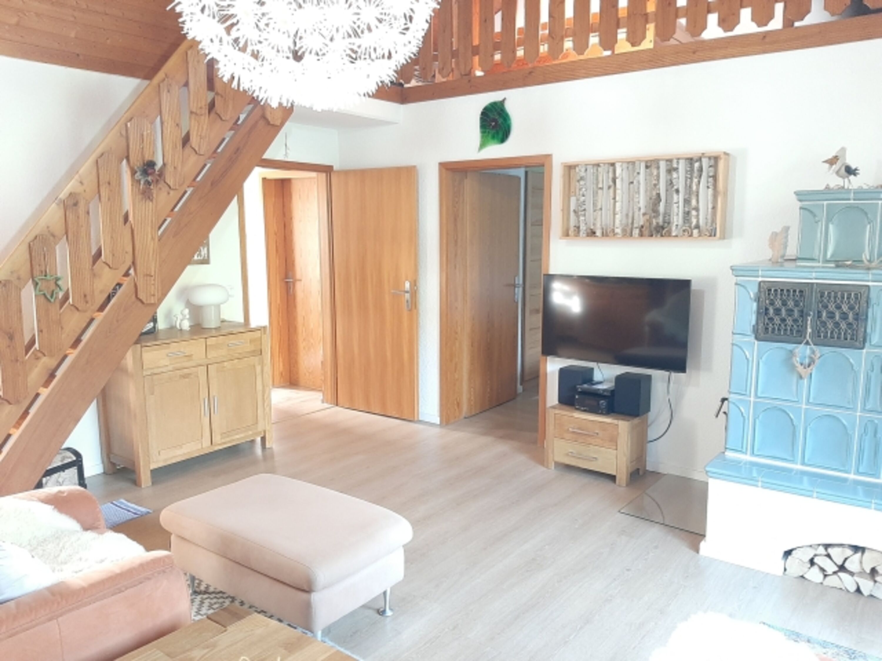 Treppe zur Galerie, linke Tür Flur und Schlafzimmer 2, rechte Tür Hauptschlafzimmer