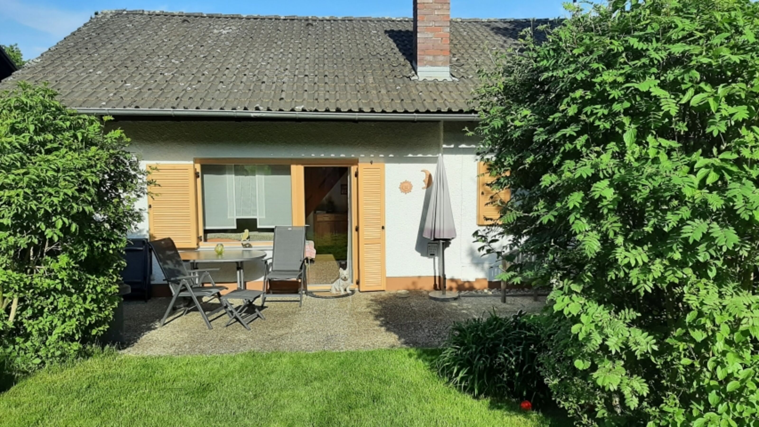 Blick vom Garten zur großen Terrasse (21 m²)