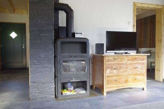 der Ofen ist nur zur Dekoration eingebaut. Du kannst ihn nicht zum heizen nutzen.