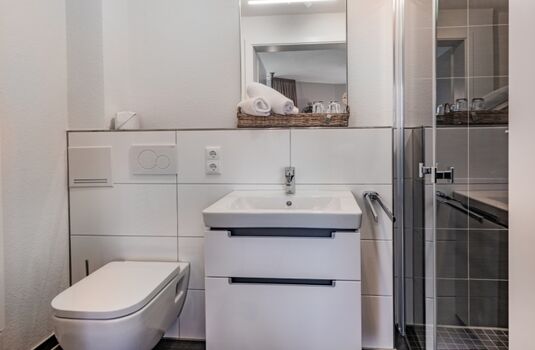 Badezimmer mit ebenerdiger Dusche