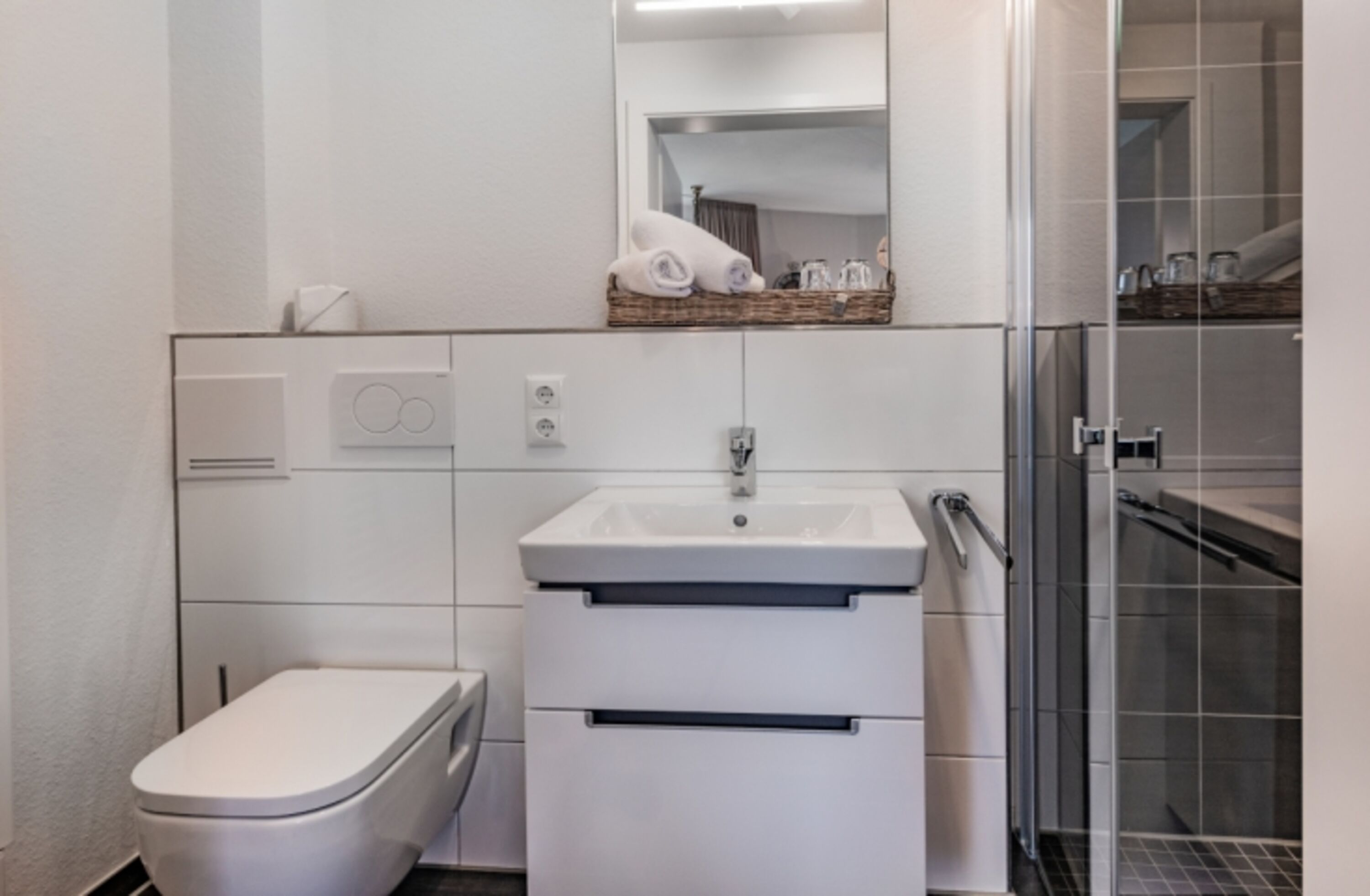Badezimmer mit ebenerdiger Dusche